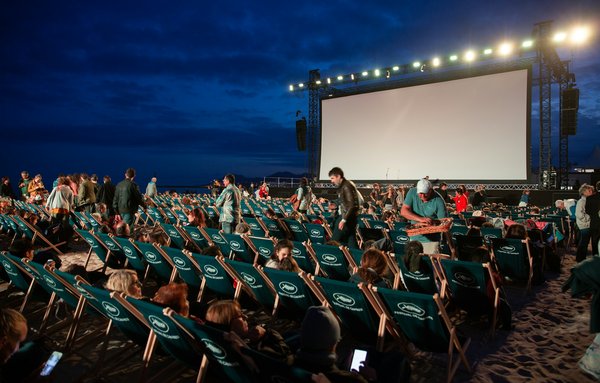 Comment organiser une soirée cinéma en plein air avec des films éducatifs?